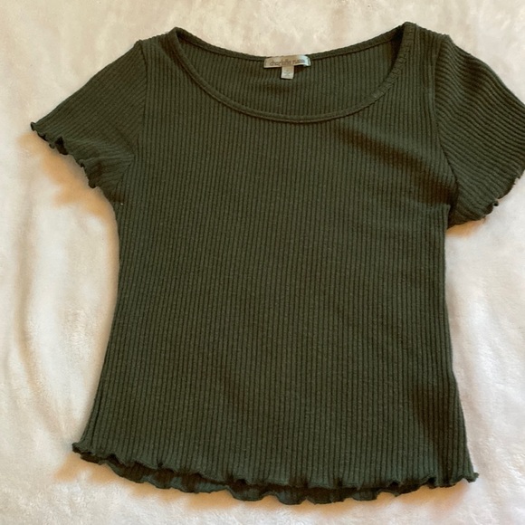 Olive green ribbed t shirt ruffles on sleeve and bottom - Picture 1 of 4